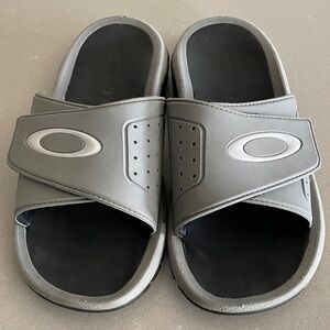 Oakley Men’s Gray Slide Sandals with Logo